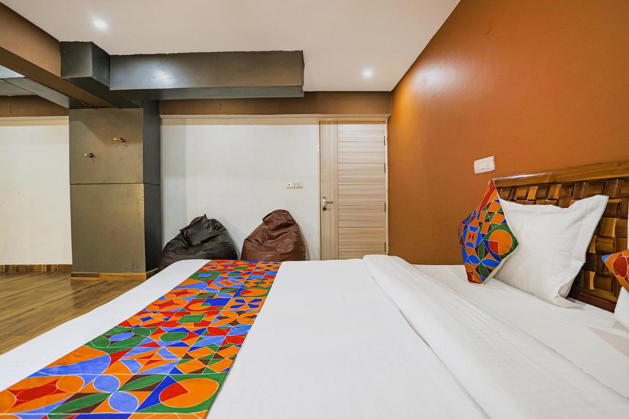 Fabhotel Skylight Inn Near Medanta Hospital Гургаон Екстериор снимка