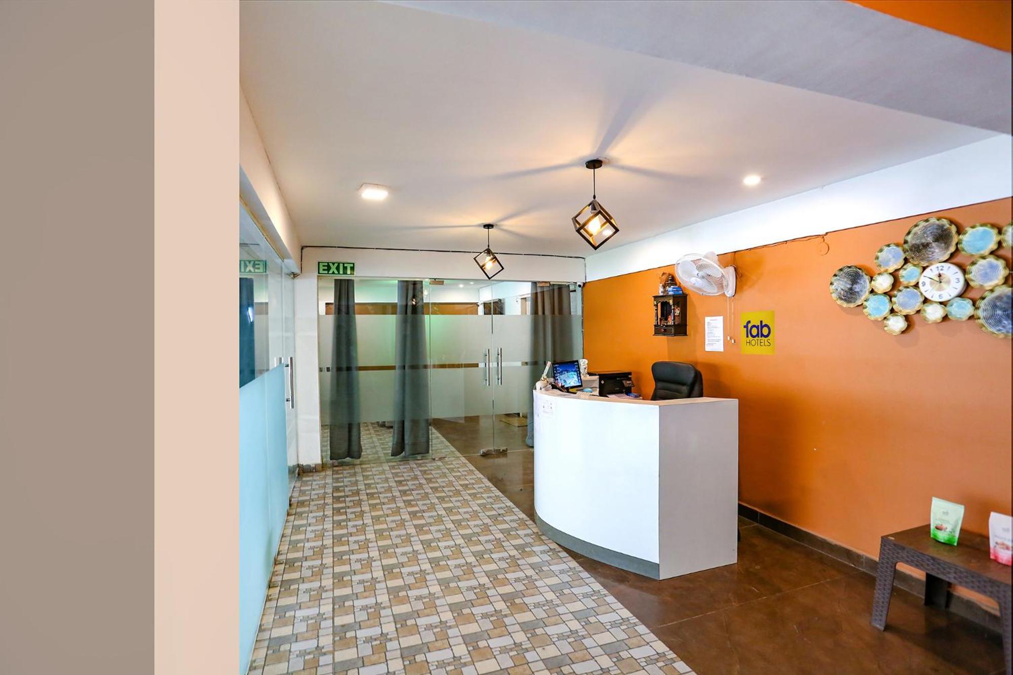 Fabhotel Skylight Inn Near Medanta Hospital Гургаон Екстериор снимка